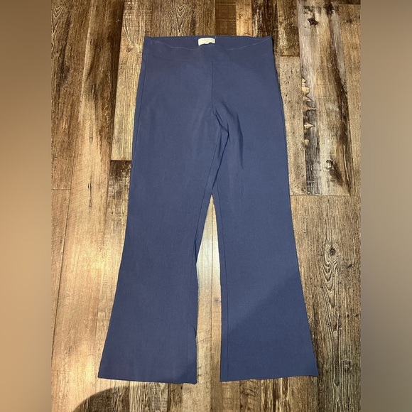 Avenue Montaigne Leo Signature in Gray Size 6 - Picture 2 of 7